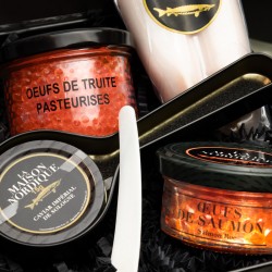 Boîte de Caviar Impérial de Sologne 15g accompagnée d'une cuillère en nacre, d'œufs de Saumon, de Truite et d'une Poutargue
