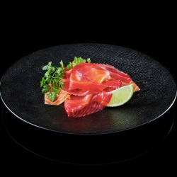 Saumon tranché mariné à la betterave à l'assiette - La Maison Nordique