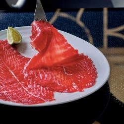 Dégustation du saumon tranché mariné à la betterave - La Maison Nordique