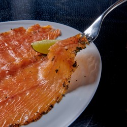 Dégustation du saumon tranché mariné à l'aneth - La Maison Nordique