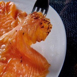 Dégustation du saumon tranché mariné à la mandarine - La Maison Nordique